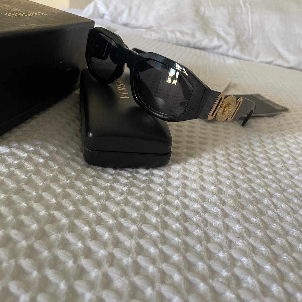 Authentic and new Versace sunglasses! 
This style is modern and very comfortable